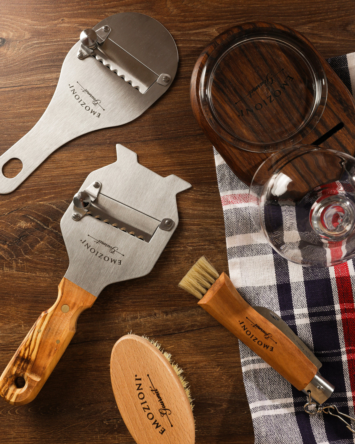 Plateau à truffe en bois ovangkol avec cloche Ø 85 mm et mandoline - Emozioni Gourmet